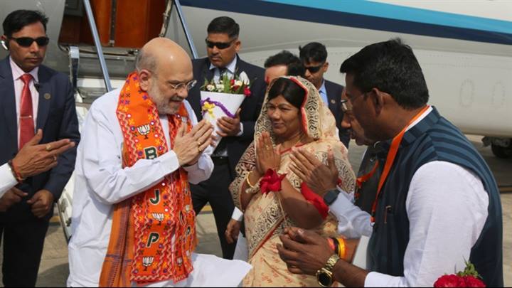 केन्द्रीय गृह मंत्री का खजुराहो विमानतल पर हुआ आत्मीय स्वागत